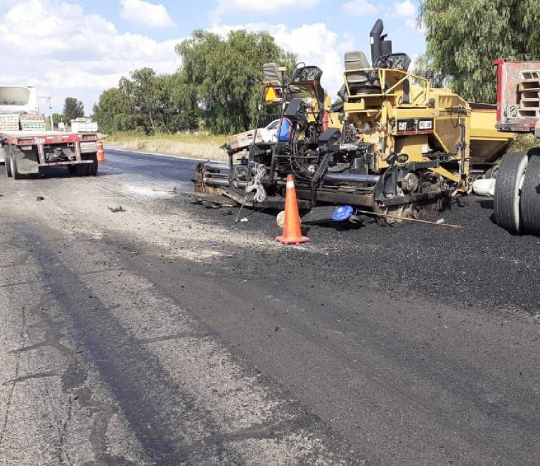 ¡Mortal accidente! Tracto camión impactó a máquina asfaltadora, hay un muerto