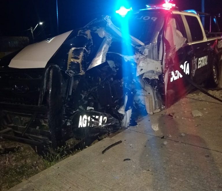 ¡Se los llevó de calle! Dos polis lesionados