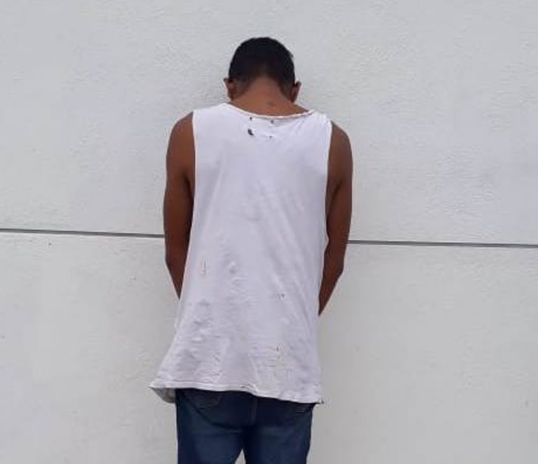 Fue interceptado por los polis por andar pisteando en la calle cuando salió su pareja y lo acusó con los uniformados por agresiones y amenazas en su contra.