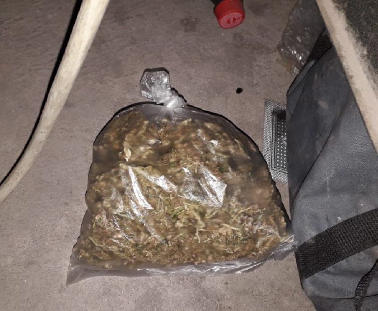 Atoran a uno y aseguran droga en Asientos