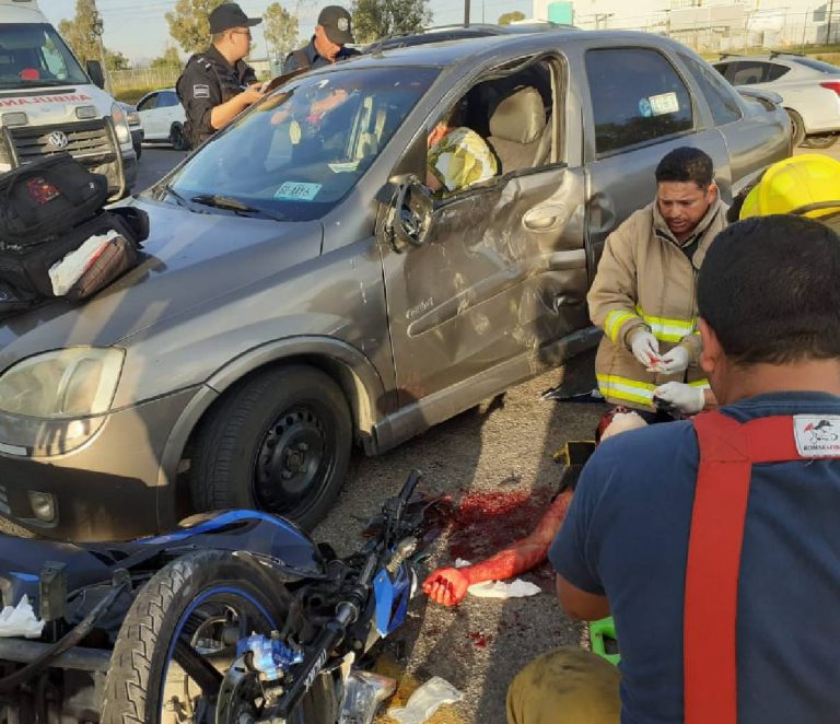 Se impacta motocicleta contra una nave que se le atravesó