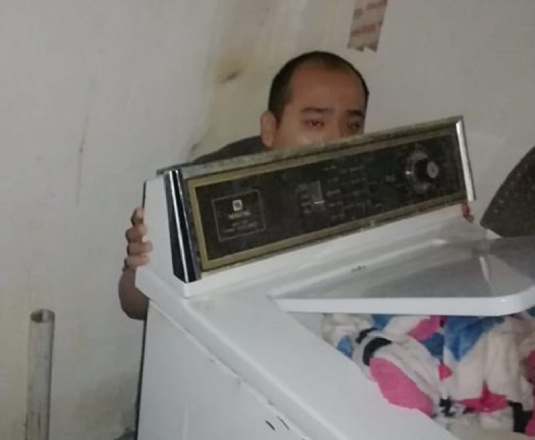 Lo reportaron como desaparecido, se escondía atrás de la lavadora de su casa