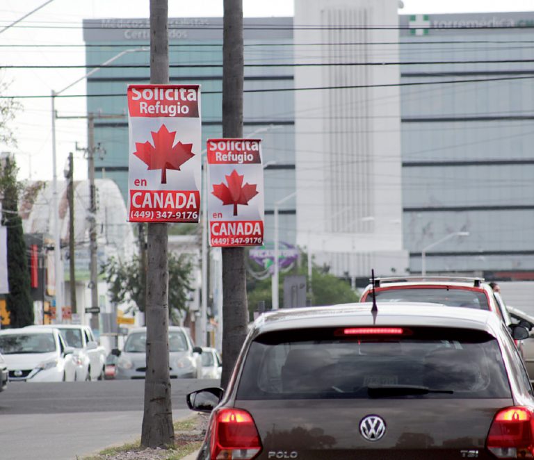 ¡Que le pueden dar refugio en Canadá! Aparecen varios carteles por la ciudad