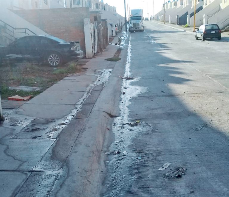 ¡El colmo en Villa Montaña! Sin agua en los cantones pero con fugas en las calles