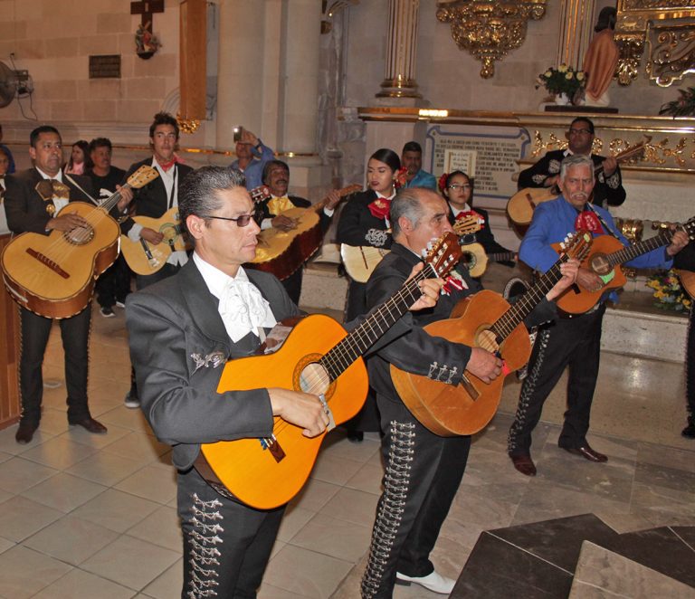 ¡Échenle muchachos! Que suene hoy los músicos están  de manteles largos en su día