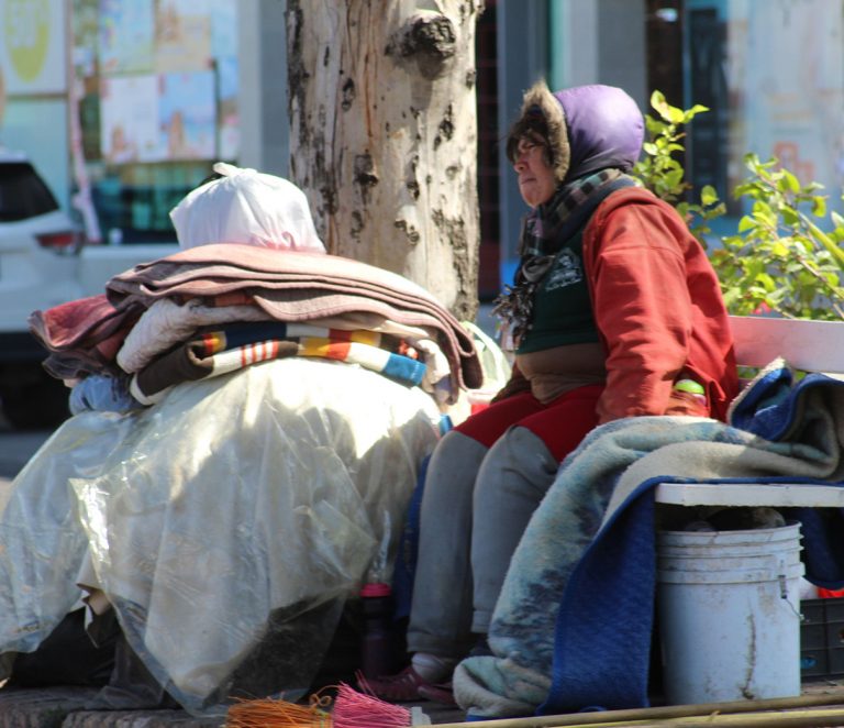 Indigentes se niegan a ir a los albergues, prefieren aguantar el frillazo