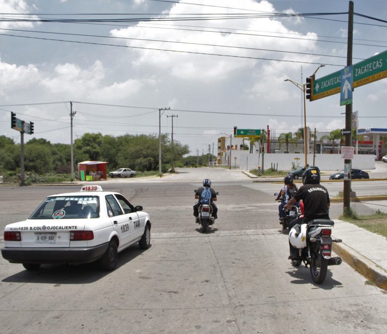 ¡Doña asalta taxistas! Con chamaco en brazos se trepa pa’ darles baje a ruleteros