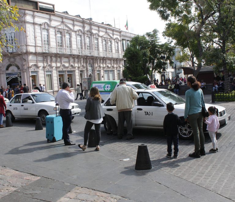 ¡Taxistas ya están pidiendo su navidá! Se han quejado varios usuarios que cobran extra