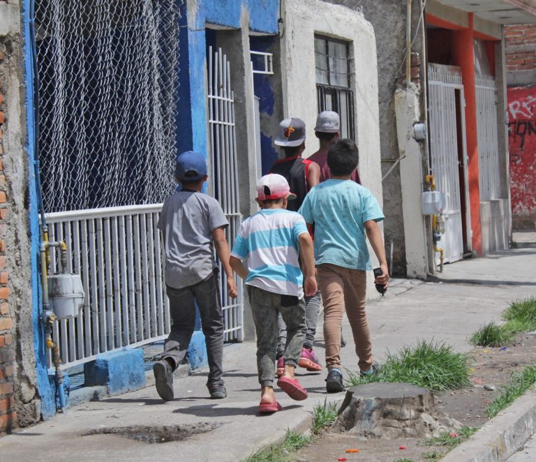 Ponen a niños a “chambear” en el oriente, los chavitos llevan y traen la droga