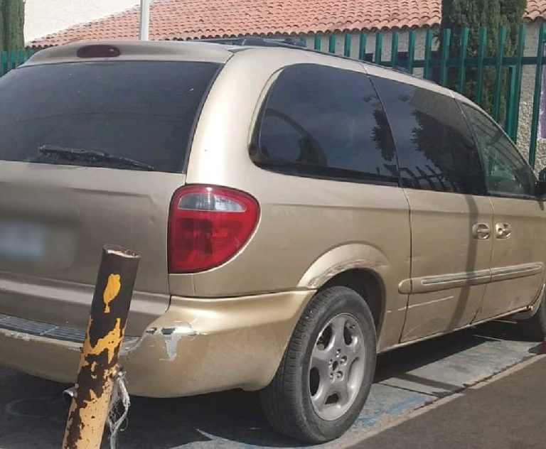 Hombre decide salir por la puerta falsa