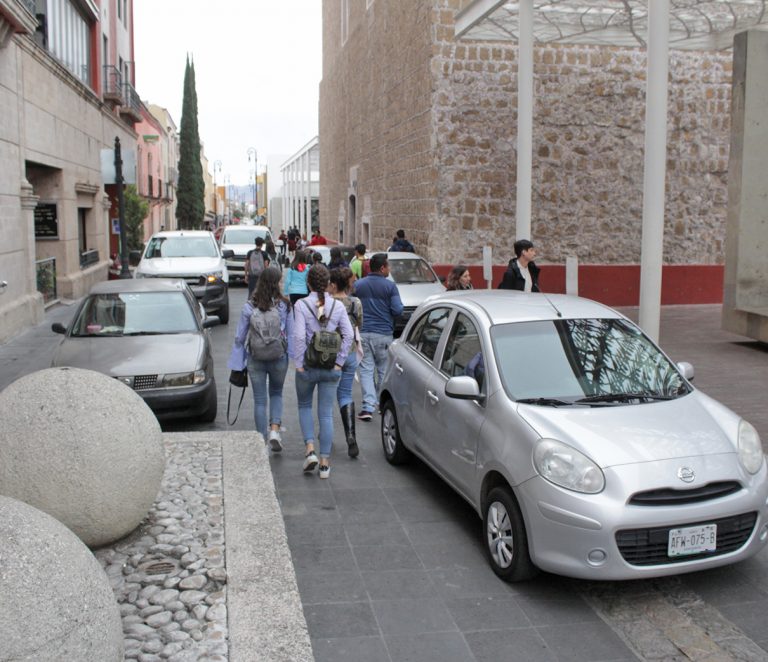 ¡Ya se les hizo fácil! Dejan sus naves en el andador de Nieto y ni quién les diga algo