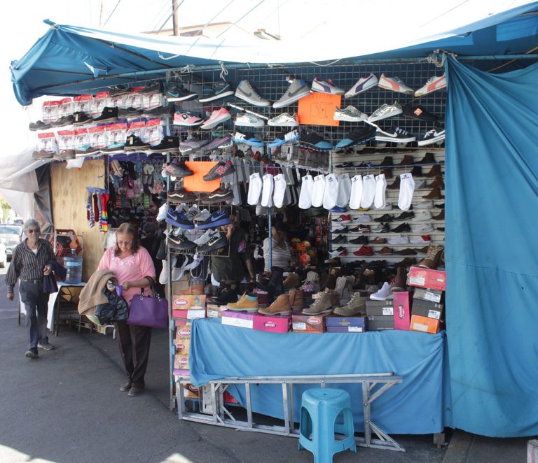 ¡Reportan bajas ventas en la Puri! Se pasea mucho mirón y poco comprador en el tianguis
