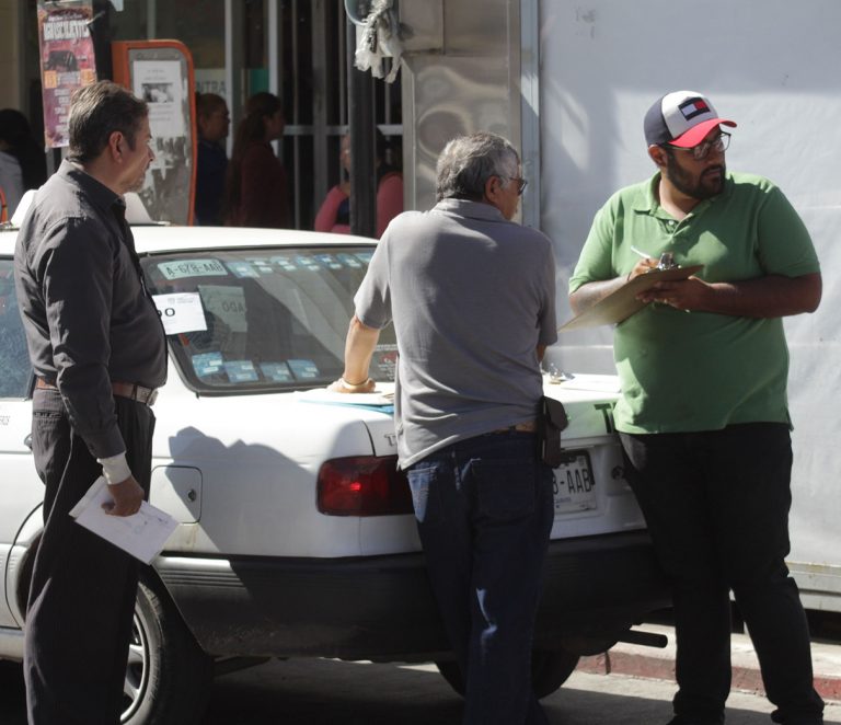 Circulan naves sin regulación, un montón de taxis han sido inmovilizados