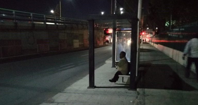 ¡Qué feo se pone en la noche! No hay luz por la clínica 1