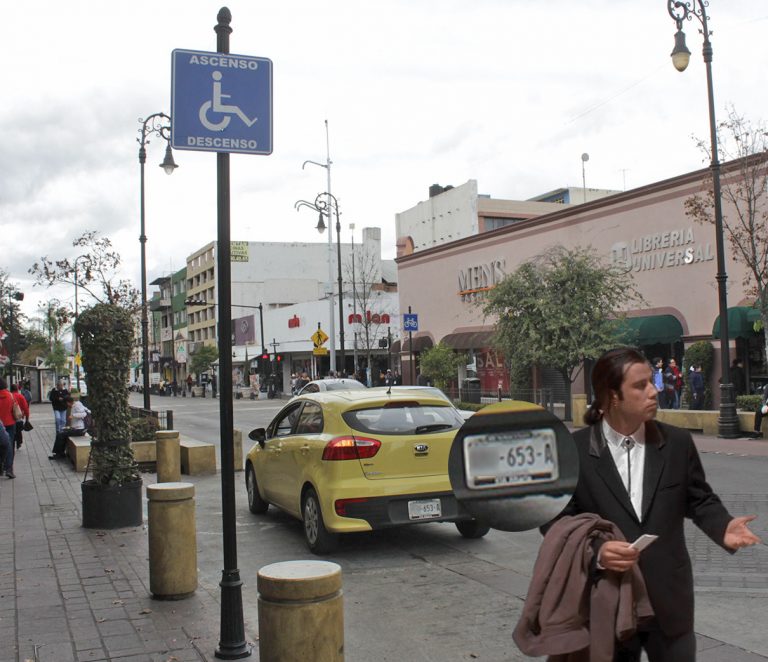 ¡Nos sigue valiendo madre! Se paran donde no deben