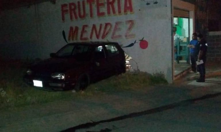 Carro se mete a la frutería en Lomas de Bellavista