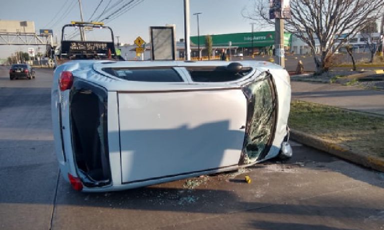 Se voltea doña al chocar contra un poste