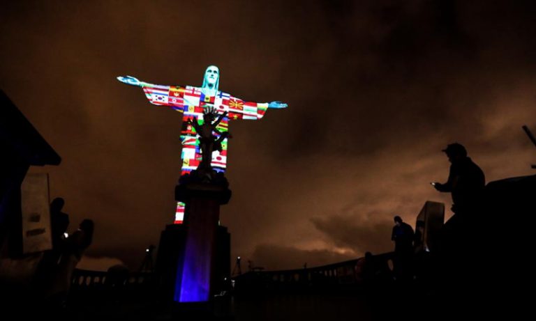 Iluminan al Cristo del Corcovado en honor a víctimas del coronavirus