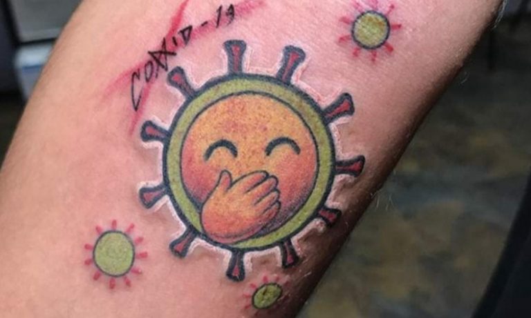 ¡Ya empezaron! Un hombre se hace tatuaje del coronavirus