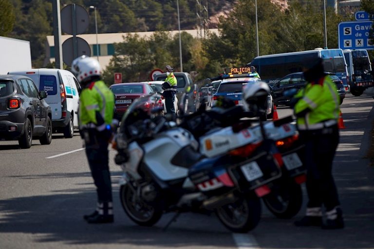 En España ya condenaron a 2 personas por salir de casa
