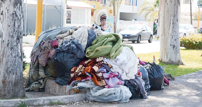 Vecinos de Las Flores piden paro con indigente
