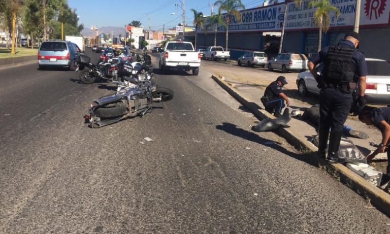 Motociclista sufre aparatosa caída en Av. Aguascalientes