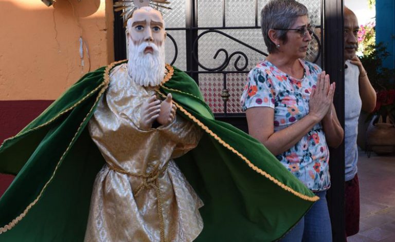 Dios, amuletos y santos para enfrentar al coronavirus