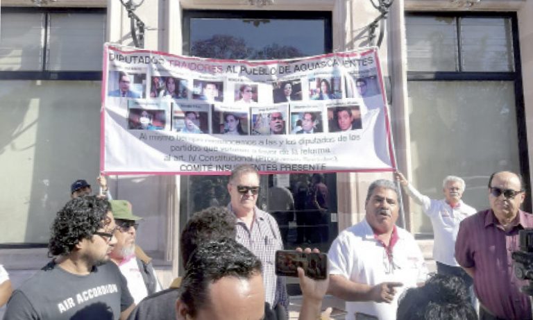 Miembros de Morena se manifiestan contra diputados panistas
