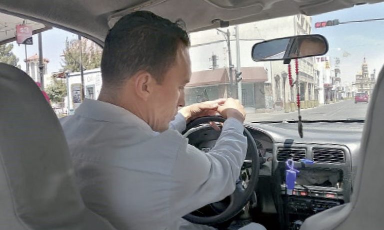 Taxista busca al dueño de celular extraviado