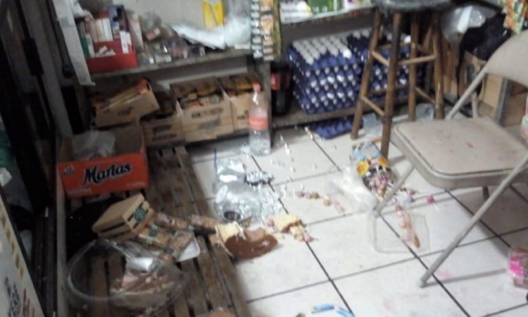 Atoran a gandallas por daños a una tiendita de abarrotes