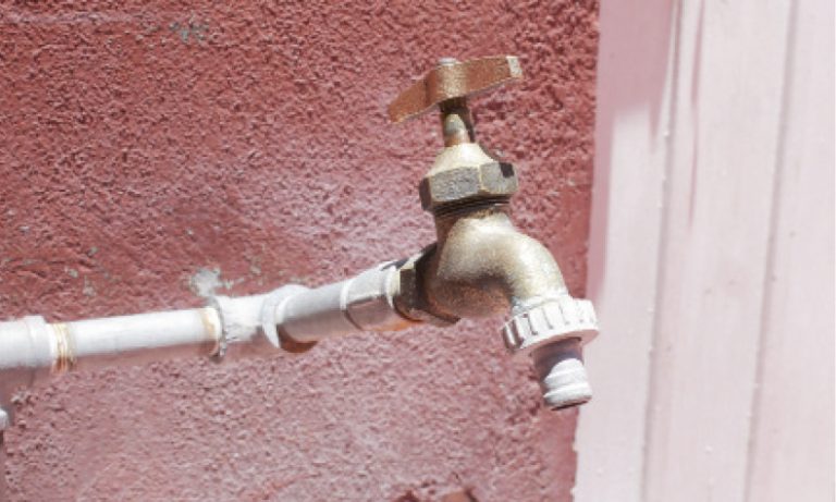 Vecinos de Lomas del Sur denuncian falta de agua