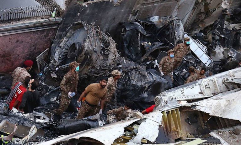 Se estrella un avión con 99 personas abordo en Pakistán