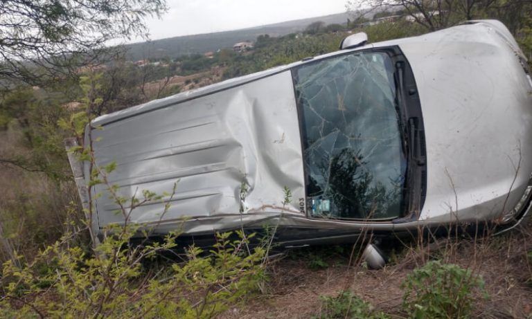 Se salvan de milagro tras volcadura