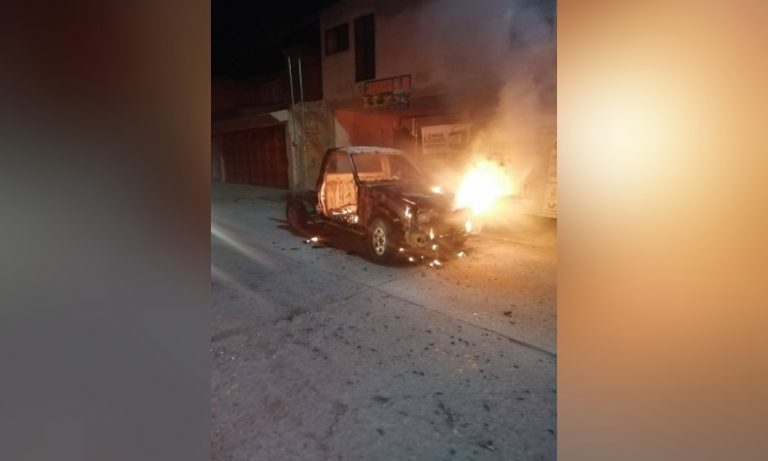 ¡’Tra veeeez! Incendian un auto en La Puri
