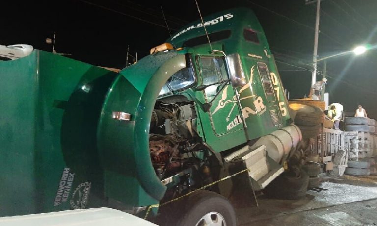 Se vuelca tráiler en Villas