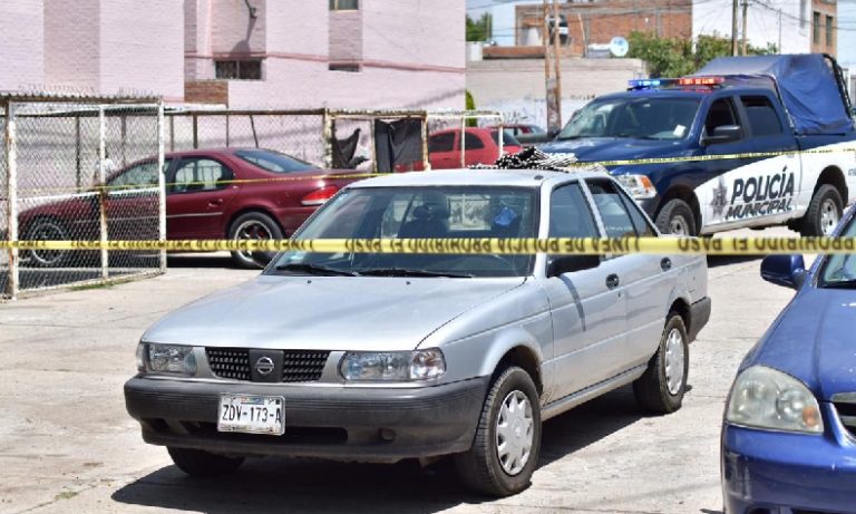 Encuentran muerto a un hombre al interior de su vehículo