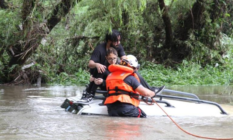 Rescatan a una pareja que fue arrastrada por la corriente del Rio San Pedro