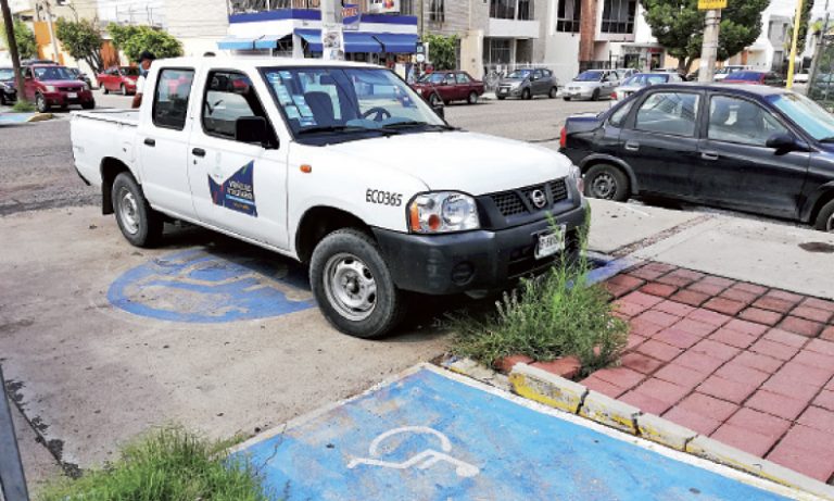 ¡Les vale! Piensan que por ser vehículos oficiales la ley no aplica