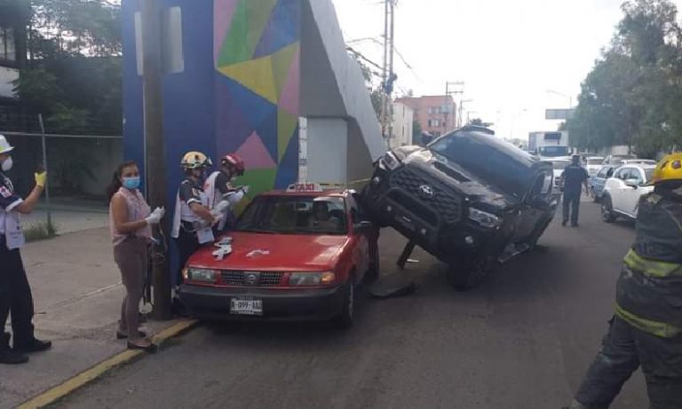 Dos prensados tras accidentazo en Av. Aguascalientes