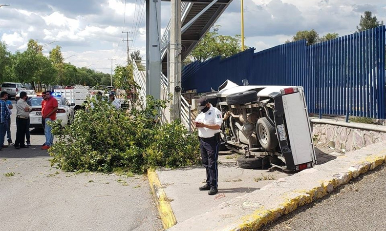 Ebrio Vuelca Su Vehículo En La Curva De La Uaa ¡el Aguas 4068