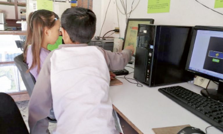 Nuevo ciclo escolar en línea saca canas verdes a los padres