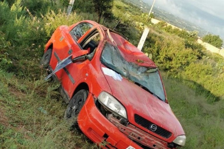 Volvió a nacer: sufre espantosa volcadura en la carretera 77