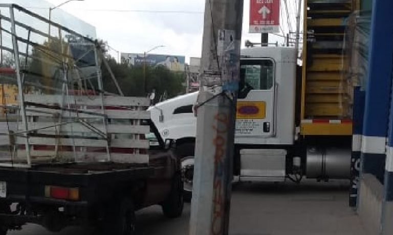Camiones de carga bloquean paso peatonal en Villerías y Haciendas