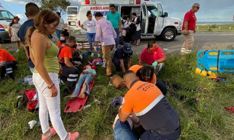 Camioneta de pasajeros se vuelca en la autopista León-Aguascalientes