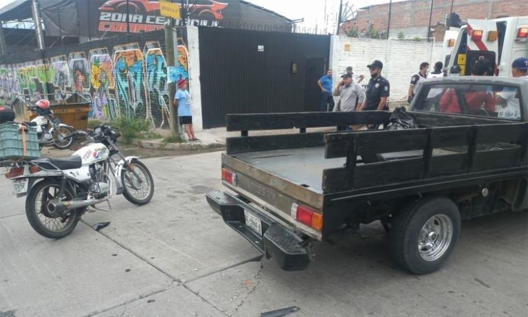 Troquita se llevó de calle a un motociclista en La Barranca