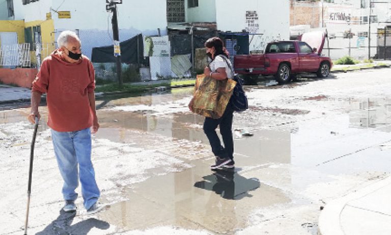Denuncian fuga de aguas negras en Pilar Blanco
