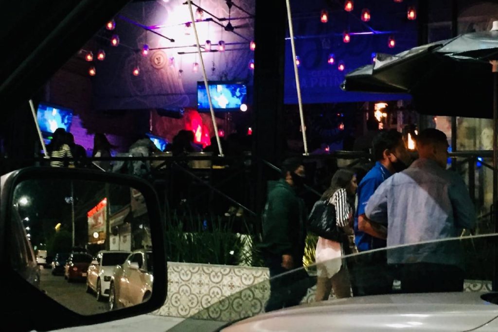 Dueños de bares se burlan del semáforo de MOS