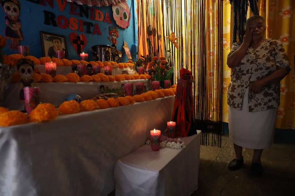 Día de Muertos insólito: Ofrendas en casa a falta de panteones