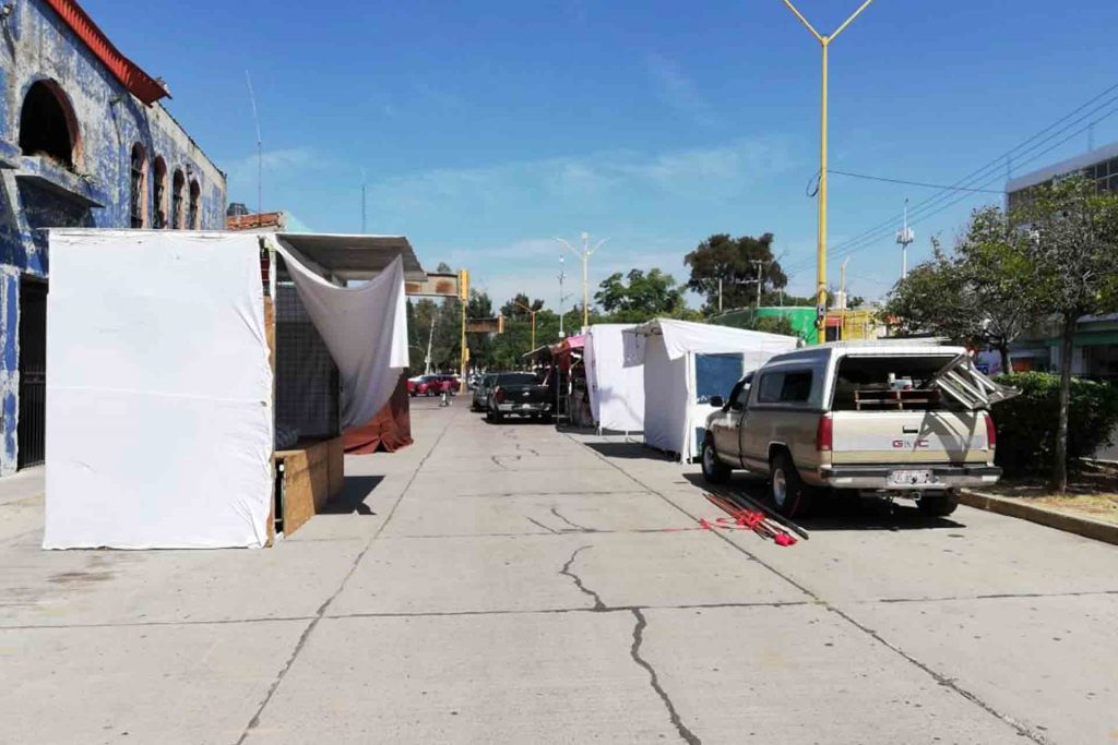 Comerciantes de los muertitos jalan al Jardín Carpio por mientras