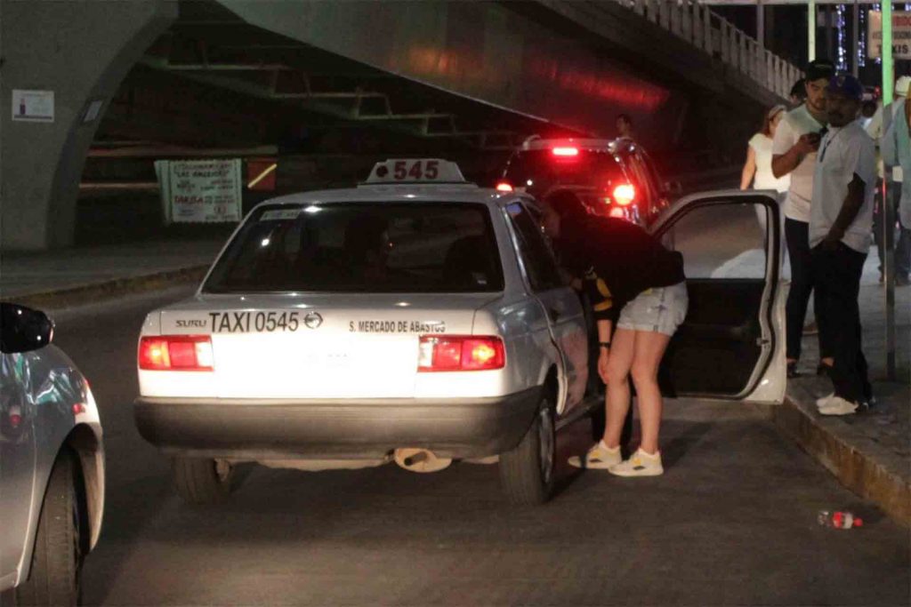Taxistas le sufren con el recorte de horarios en antros y bares